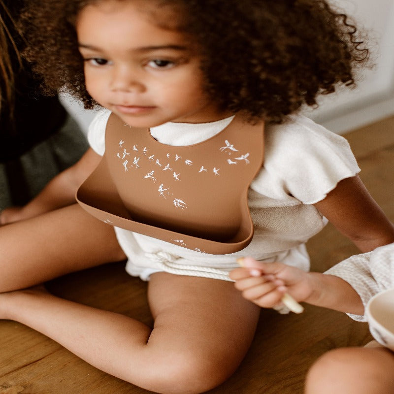 Silicone bib - Swallows - hazelnut