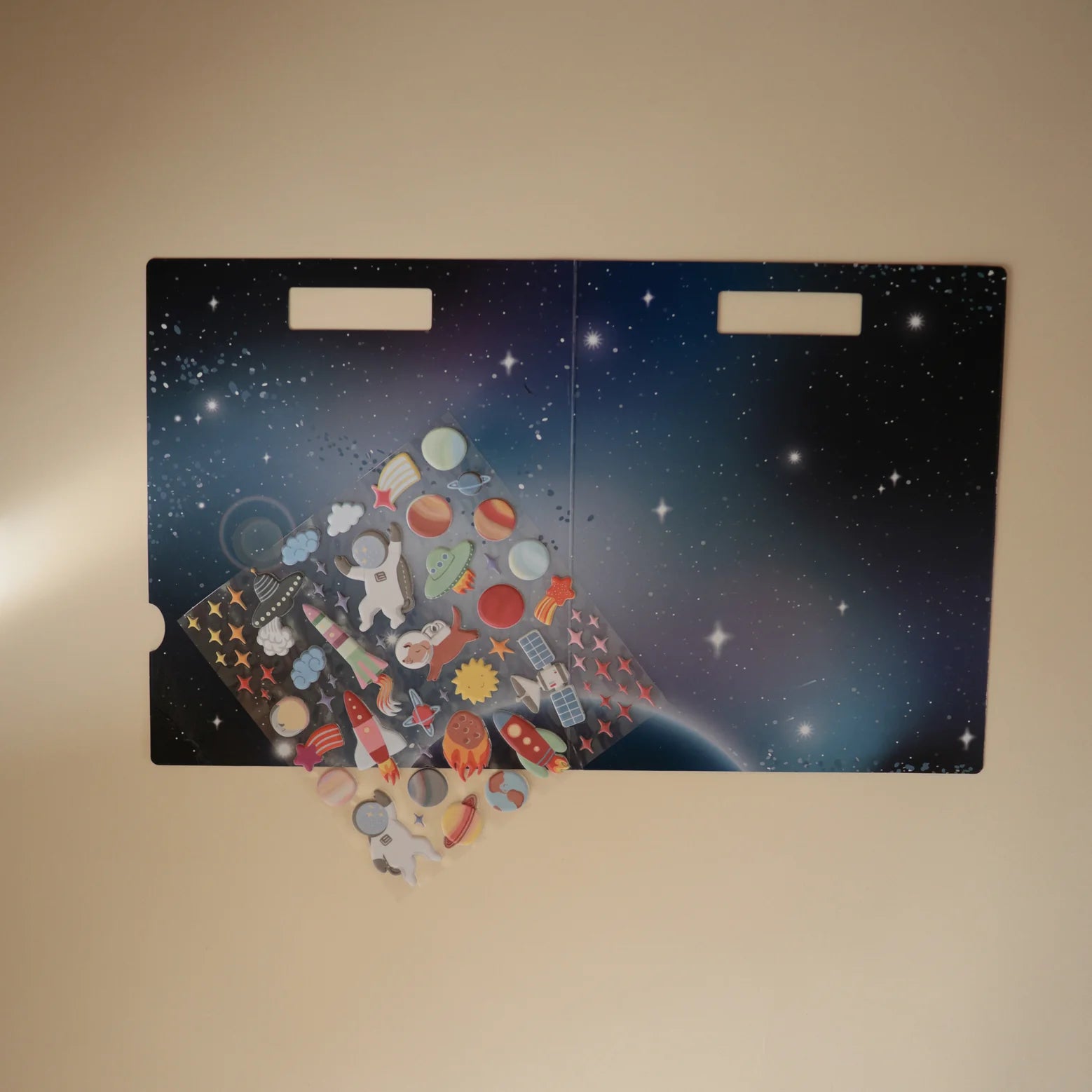 Wiederverwendbare Aufkleber mit Buch – Astronaut